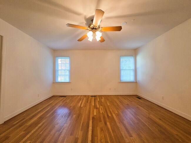 Building Photo - 4206 Tweedsmuir Rd