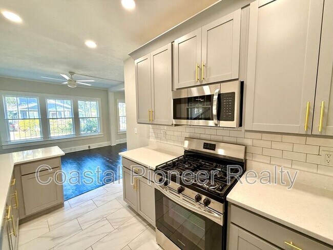 Building Photo - 4015 N Seminole Ave