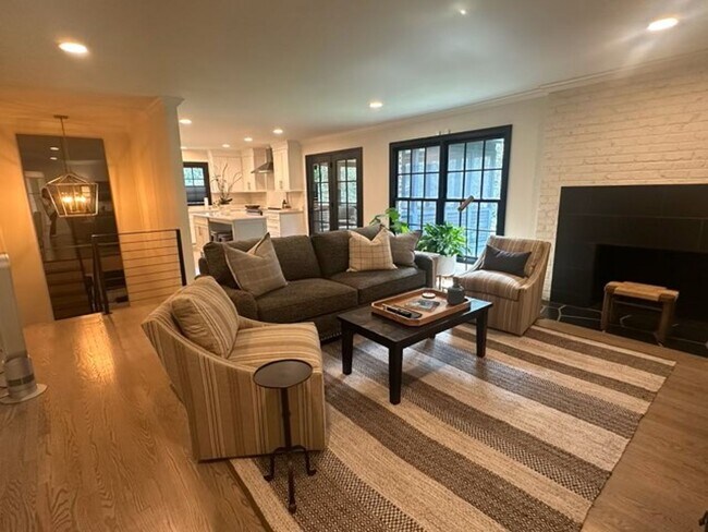 Building Photo - Fully Furnished House in West Hills – Knoxville, TN