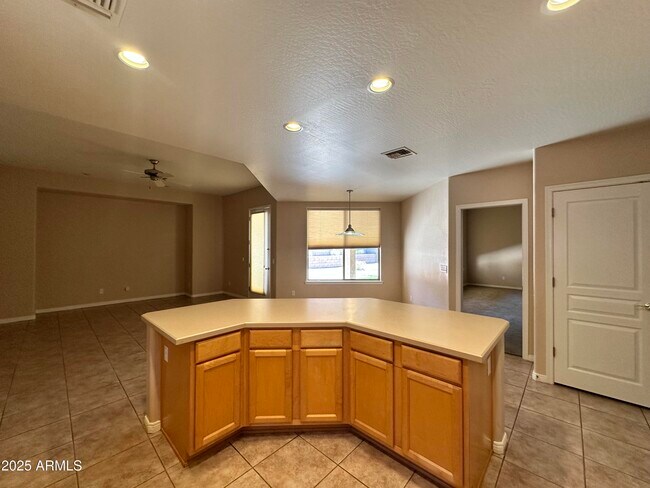 Building Photo - 2627 E Acoma Dr