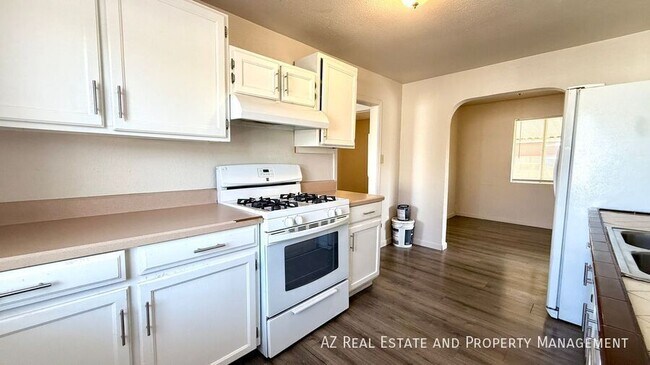 Building Photo - 5547 W Gardenia Ave