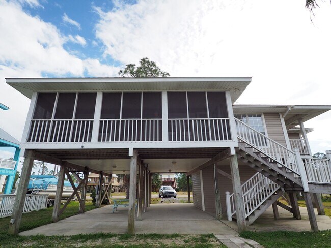 Building Photo - Gorgeous water views just blocks from the ...