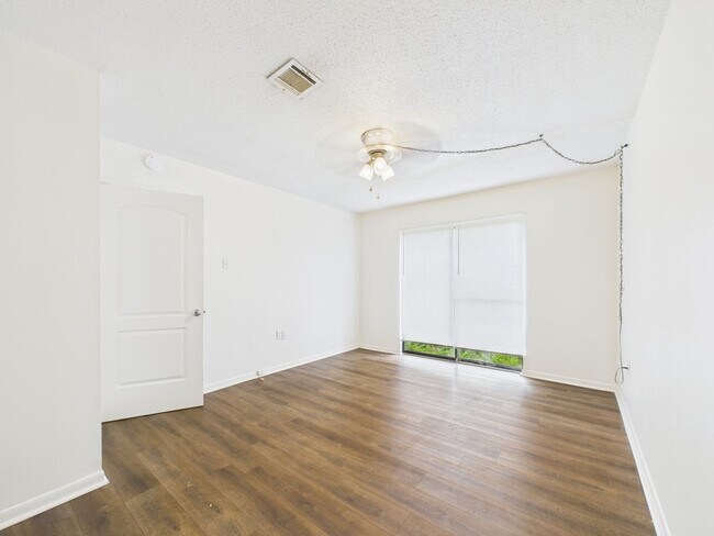 Building Photo - 407 Fox Run Ave