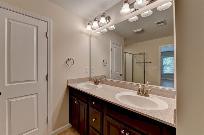 Building Photo - 2152 Greencrest Cir
