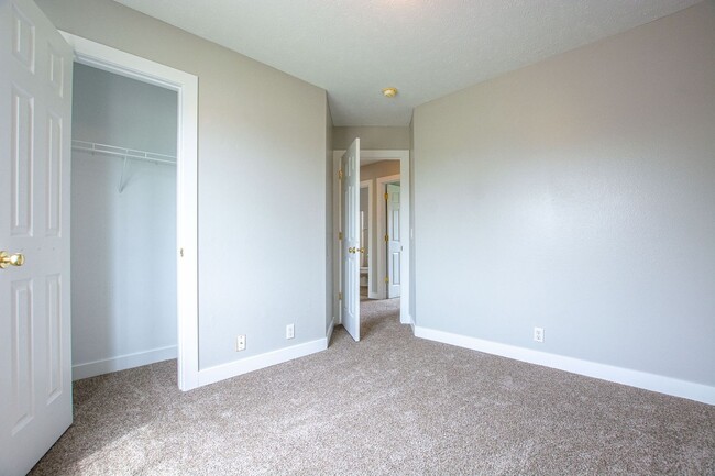 Building Photo - 3 Bedroom / 2 Bath Near Lake Cunningham!