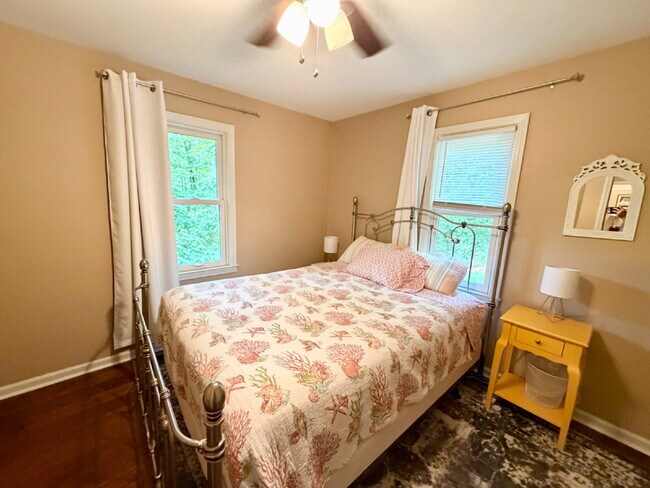 Building Photo - 4 Bedroom home Keowee Key Community