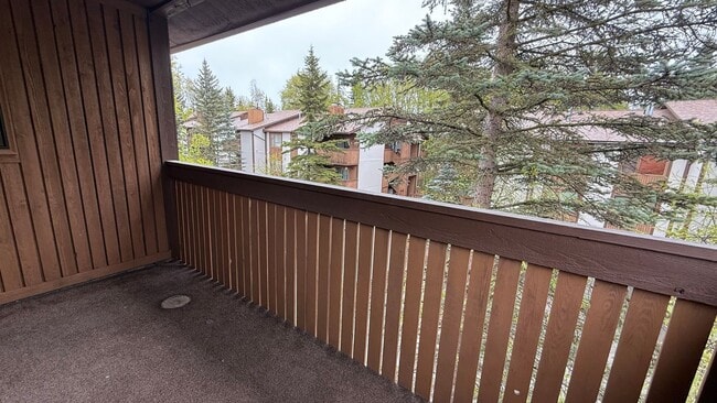 Building Photo - Well Maintained Top Floor 2 Bed/2 Bath Condo W/Garage Space. Call Today!