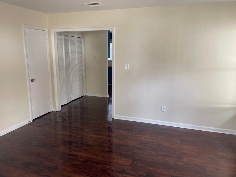 Building Photo - 224 Bridgefield Pl