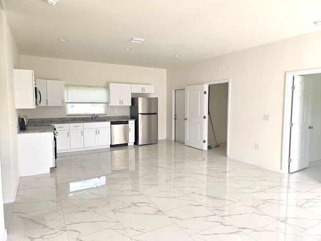 Building Photo - Great location in Lehigh Acres-Three Bedroom 2 bath/ Large Back yard!