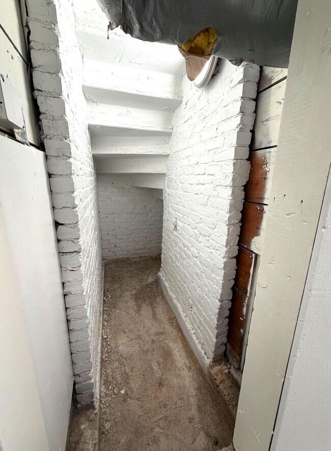 Building Photo - TOTAL REMODEL LARGE BRIGHT 1800sf 3BR/2BA/2GR Cayuga Terrace Home  AVAILABLE NOW