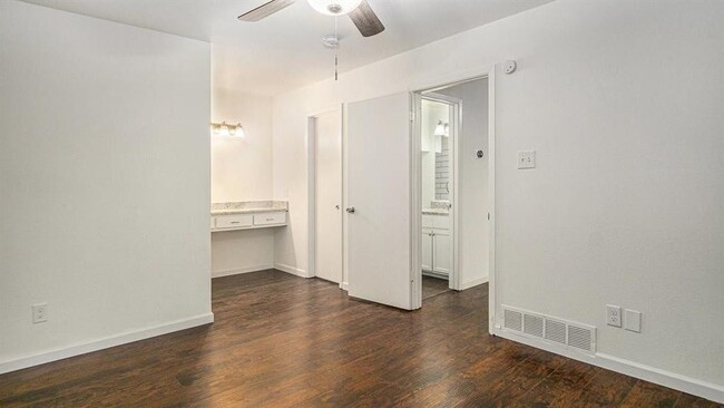 Building Photo - 2107 Mistletoe Ave