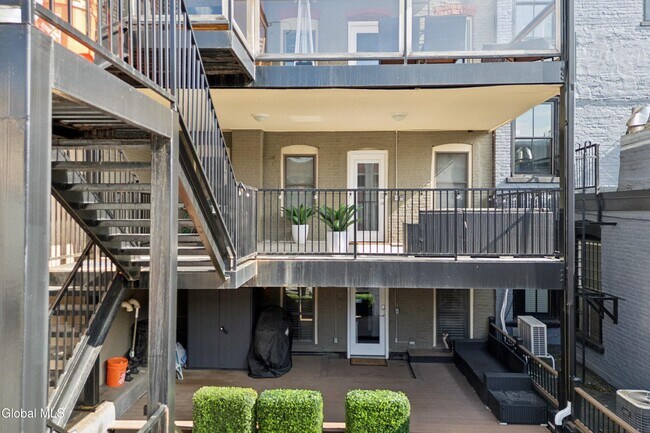 Building Photo - 425 Broadway