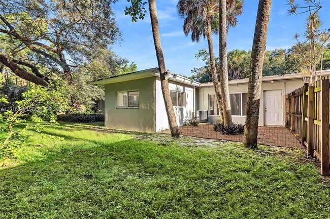 Building Photo - 1550 SW 23rd Ct