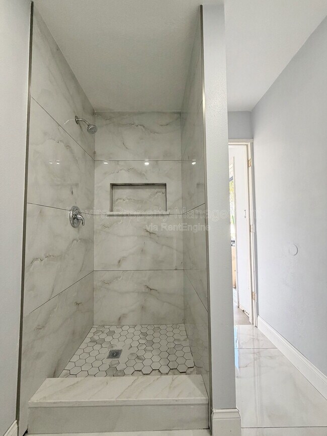 Building Photo - 813 Suwannee Dr