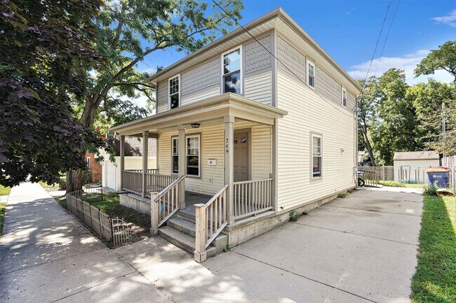 Building Photo - AVAILABLE NOW! 3 Bedroom, 1.5 Bath House in Grand Rapids