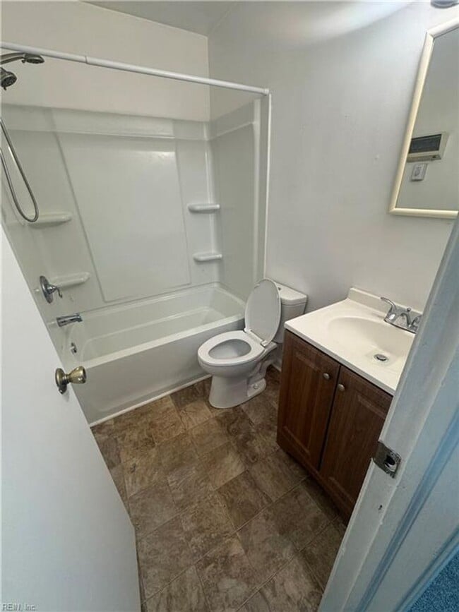 Building Photo - 2-Bedroom Duplex