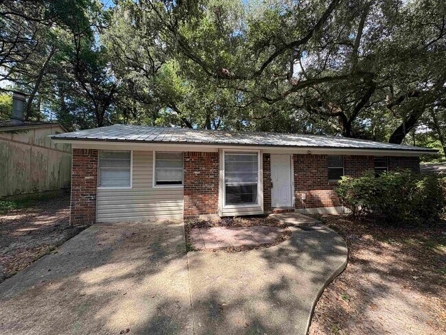Building Photo - 2922 Oakwood Dr