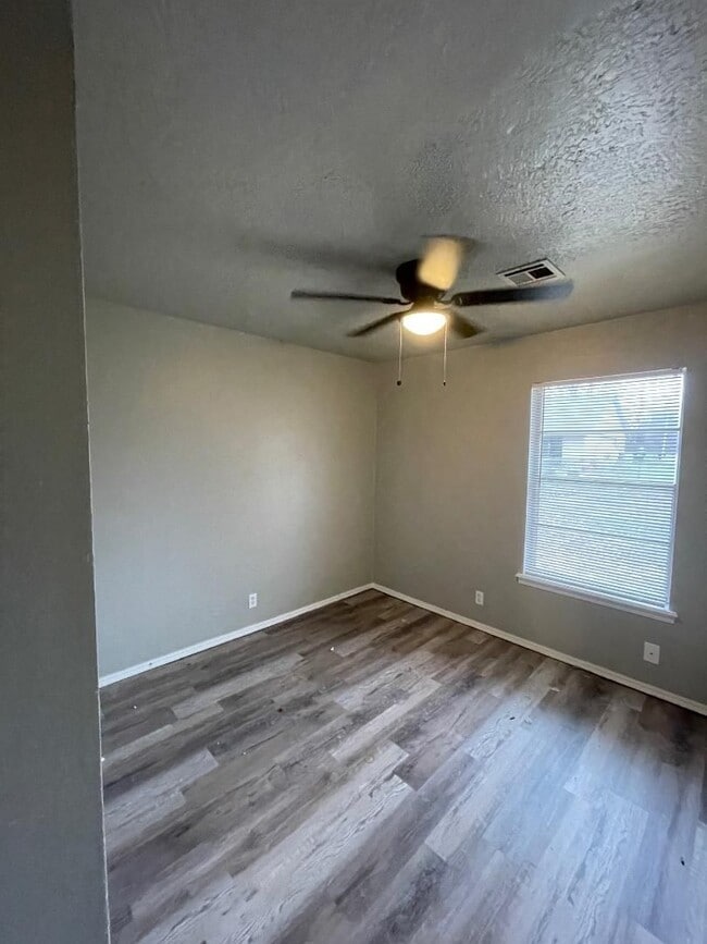 Building Photo - Updated 3-bedroom, 1-bath duplex located on a quiet street in West Norman