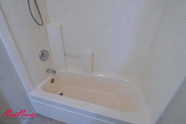 Building Photo - Fresh Carpet! Spacious 5-Bedroom Townhome