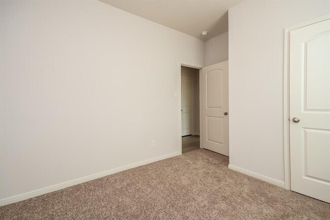 Building Photo - 25314 Shadowdale Dr