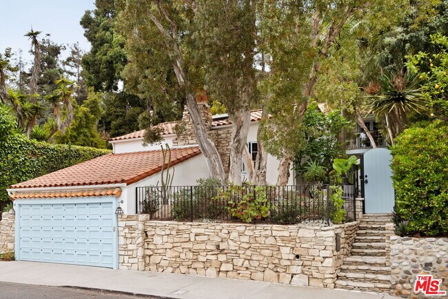 Primary Photo - 462 Mesa Rd