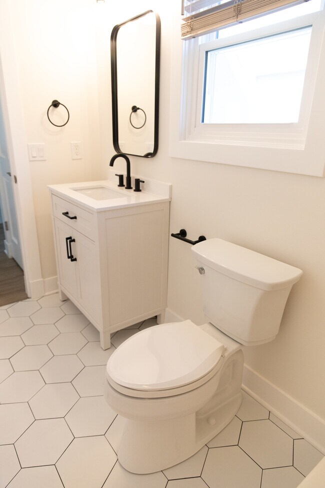 Building Photo - 713 Stevens St