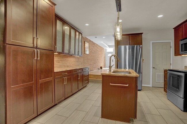 Building Photo - Chic City Living at 2308 E Fairmont Ave!