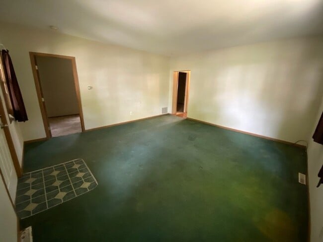 Building Photo - WHOLE HOUSE: 3 Bed 1 Bath close to UWEC! Available June 1st