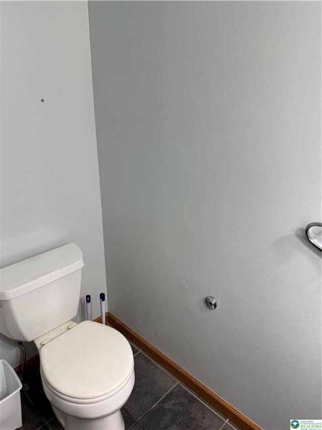 Building Photo - 4 bedroom 2.5 bathroom