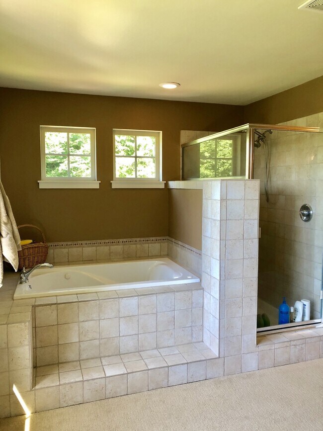 Building Photo - Gorgeous Bainbridge Estate available now.....