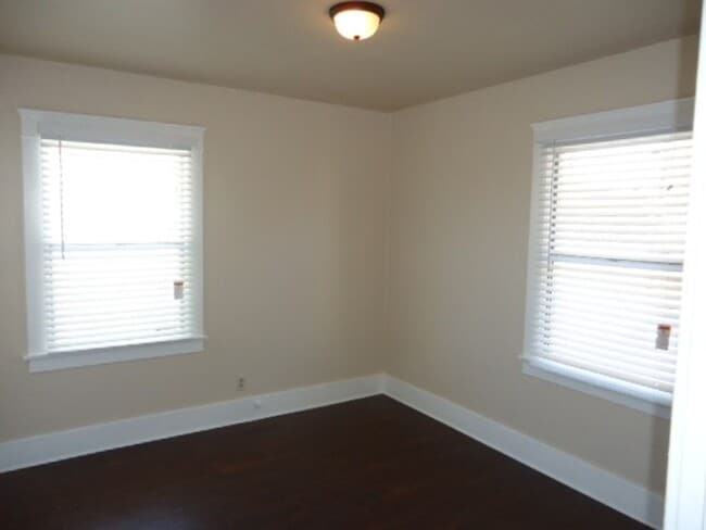 Building Photo - 2 bedroom 1 bathroom Craftsman Home locate...
