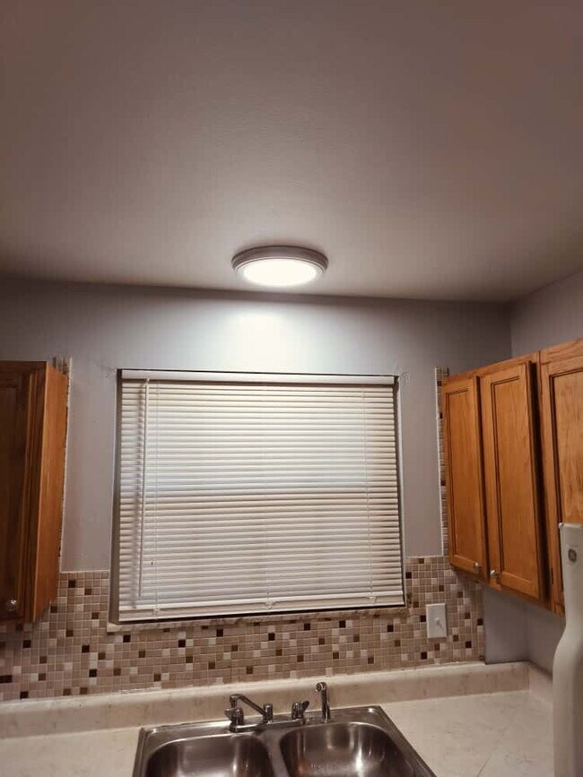 Building Photo - 2461 Duchess Dr