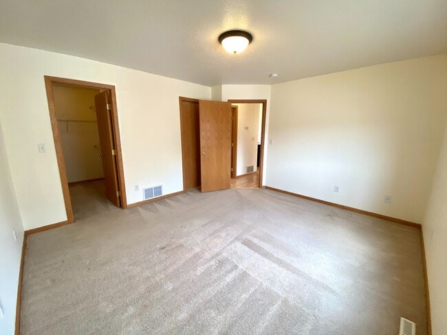 Building Photo - 3 bed Twinhome!!