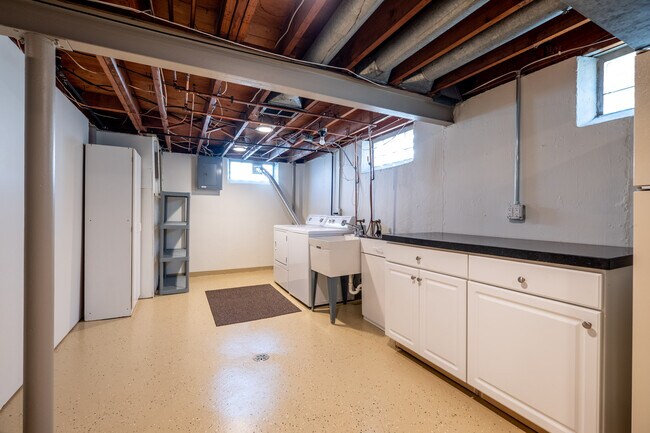 Building Photo - 429 E La Salle Ave