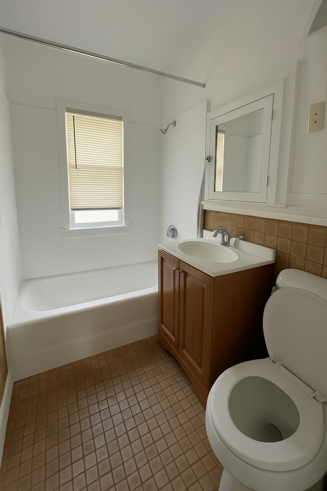 Building Photo - Huge 6 Bed with 2 Bonus Rooms for Den/Offi...