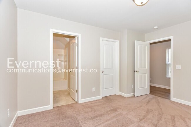 Building Photo - Limited Time Special Offer / 3 Bed/3 Bath Town Home with Garage / Pet-Friendly / Vouchers Accepte...