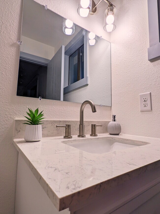 Primary Photo - 1325 E Syringa Dr