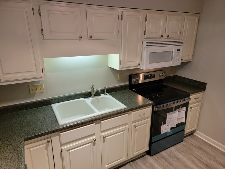 Building Photo - 5009 Sharon Rd