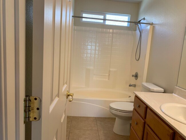 Building Photo - Spacious 4 bedroom 2.5 Bathroom Gold River...