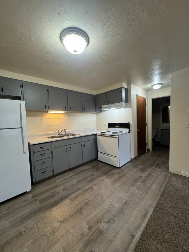 Building Photo - (CAM 10)  Very Nice Large 1 bed Apt - Clos...