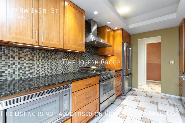 Building Photo - Beautiful 5 bed 3.5 bath in Seattle's Broa...