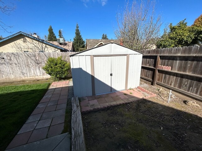 Building Photo - 3 Bedroom 2 Bathroom in NW Visalia