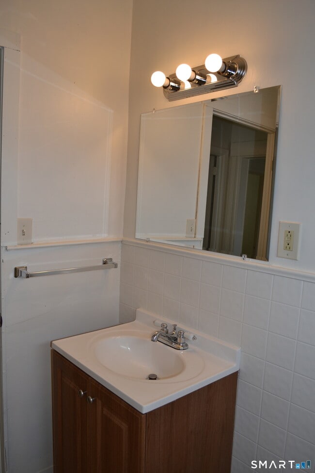 Building Photo - 835 Bank St