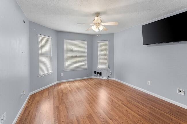 Building Photo - 1735 Oak Ridge Dr