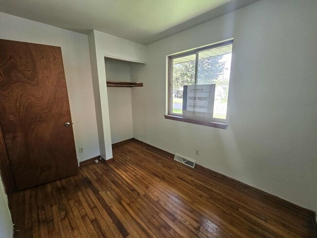 Building Photo - 2 Bedroom 1 Bath Duplex Kent Ohio 44240
