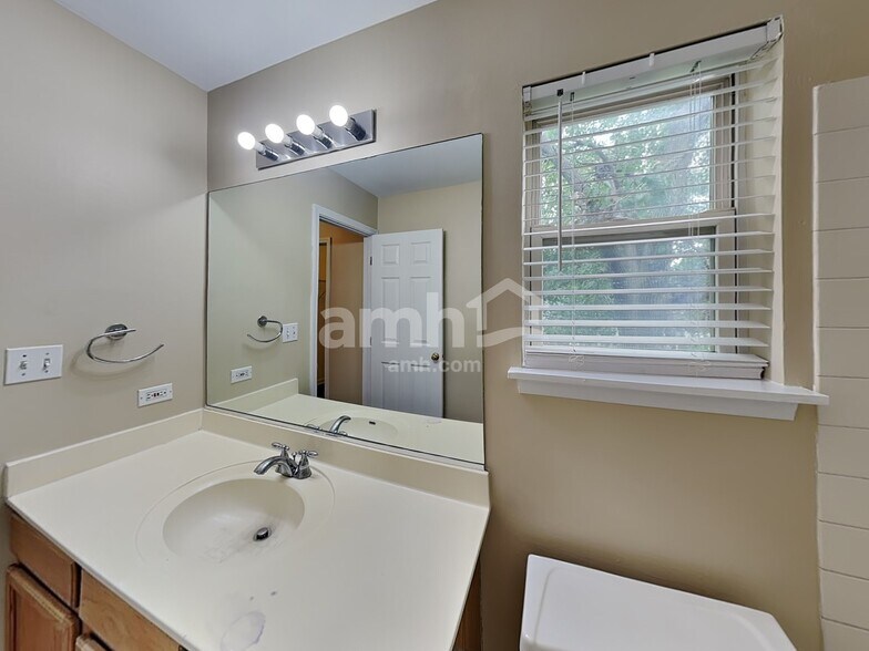 Building Photo - 16020 S Lexington Dr