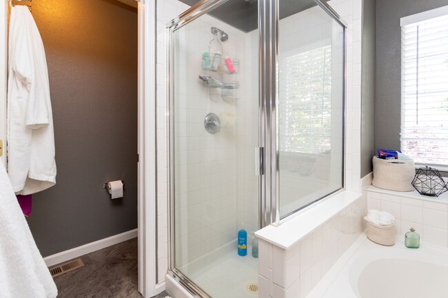 Building Photo - Charming Monument Retreat with  Private Ba...