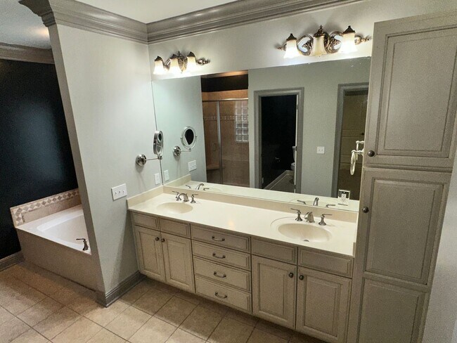 Building Photo - BEAUTIFUL, SPACIOUS 5 BR, 4.5 BATH HOME! G...
