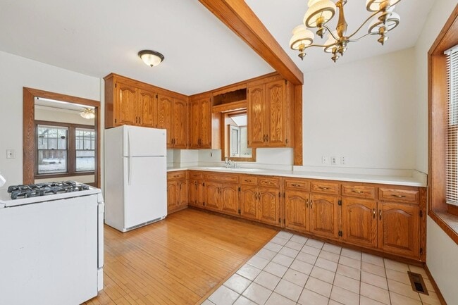 Building Photo - 661 Surrey Ave E