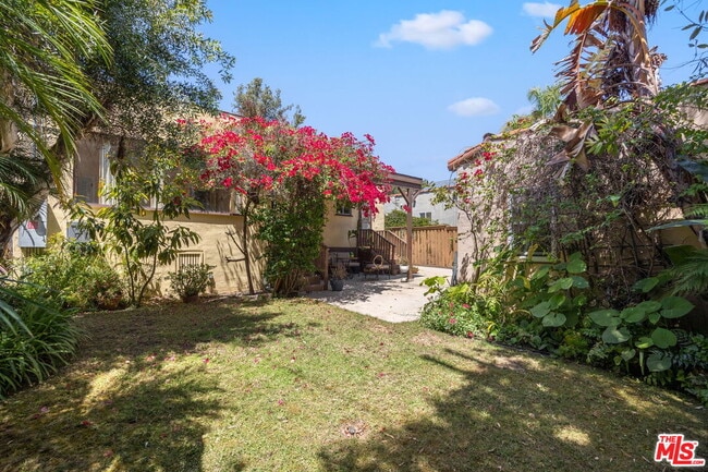 Building Photo - 10762 Wellworth Ave